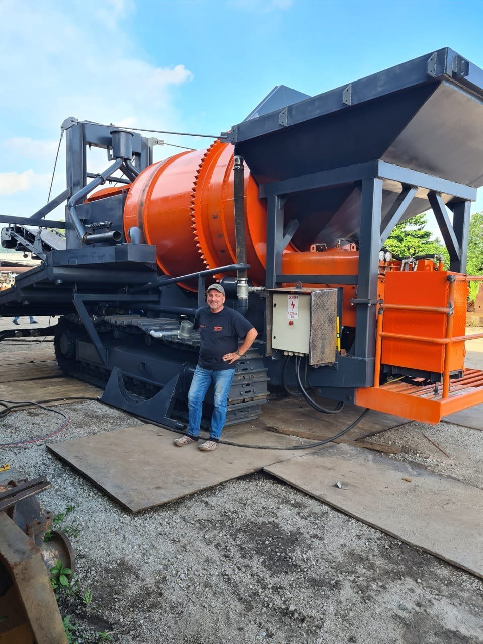 GS100T crawler-mounted plant in workshop