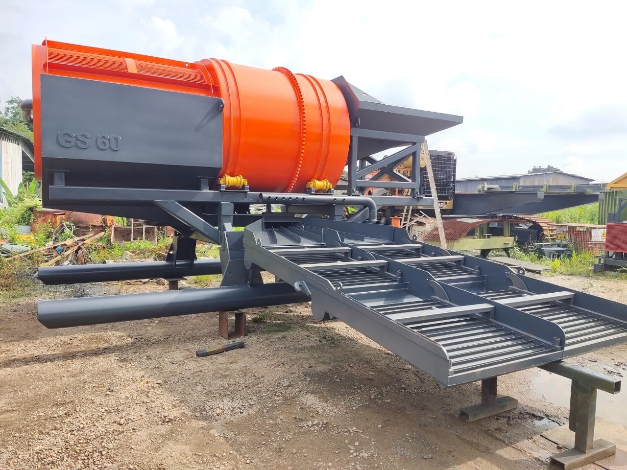 GS60 trailer-mounted gold trommel with sluice extension